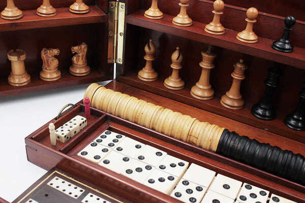 Дорожный набор настольных игр, компактно размещенных в специальной деревянной шкатулке с раздвижными створками, дополнительными вставками, креплениями и съемными полочками для хранения и транспортировки. 1880 - 1900-е гг. Западная Европа: